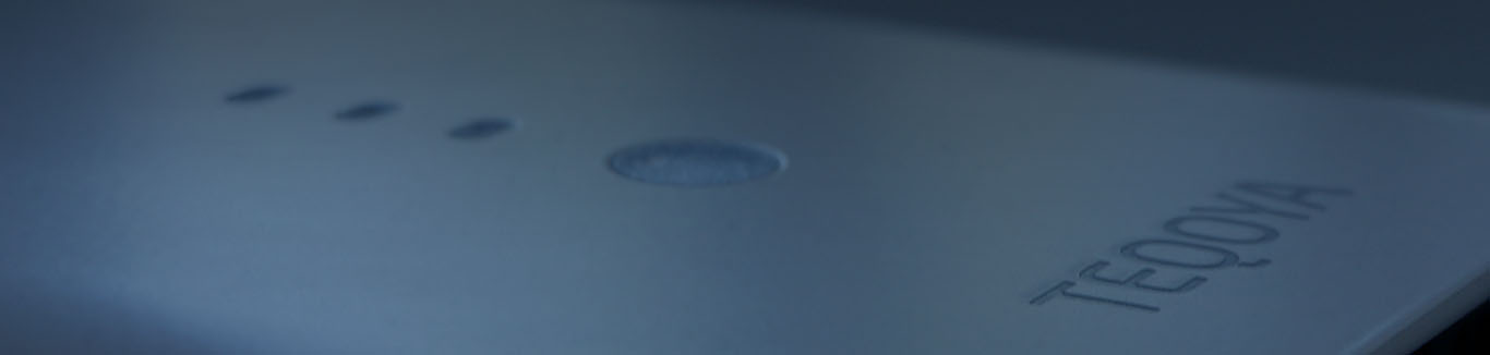 Gros plan sur le capot d'un appareil TEQOYA, logo gravé