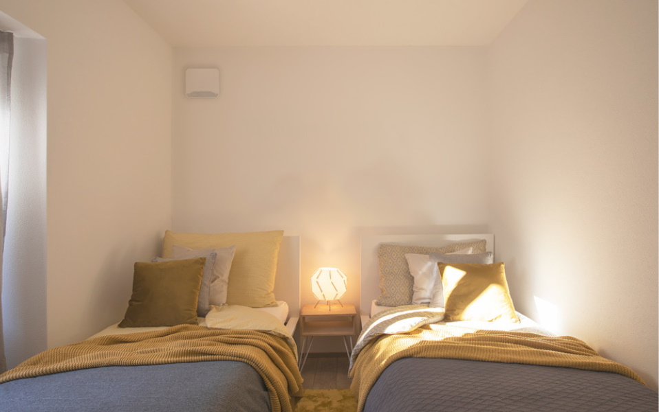 Entrée d'air filtrante EHT² EFT² installée en partie haute du mur d'une chambre